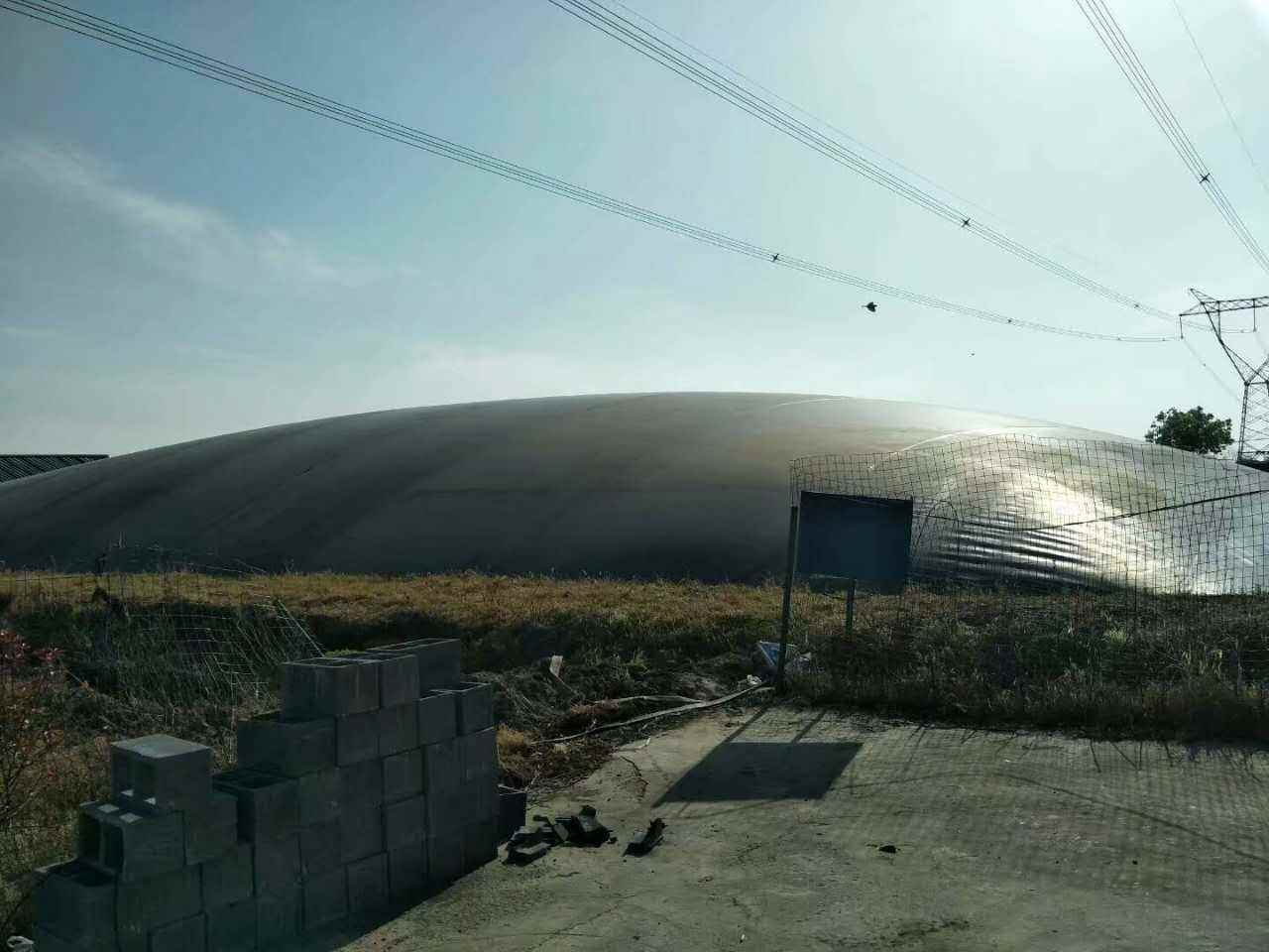 修筑完工的外圍堰鋪設(shè)土工膜表面一定要加寬嗎？