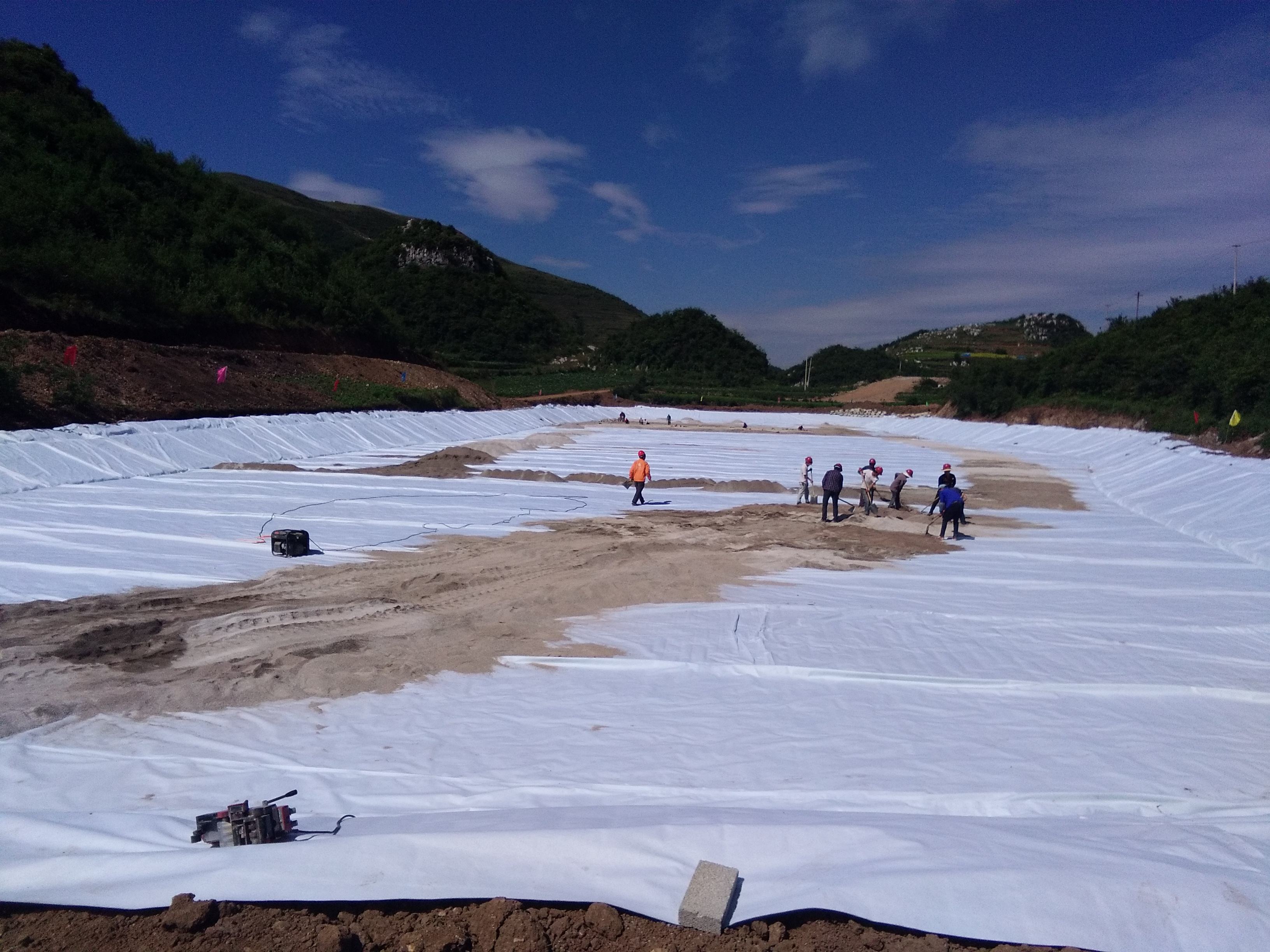 山谷型垃圾填埋場防滲土工膜規(guī)格應(yīng)如何設(shè)計？